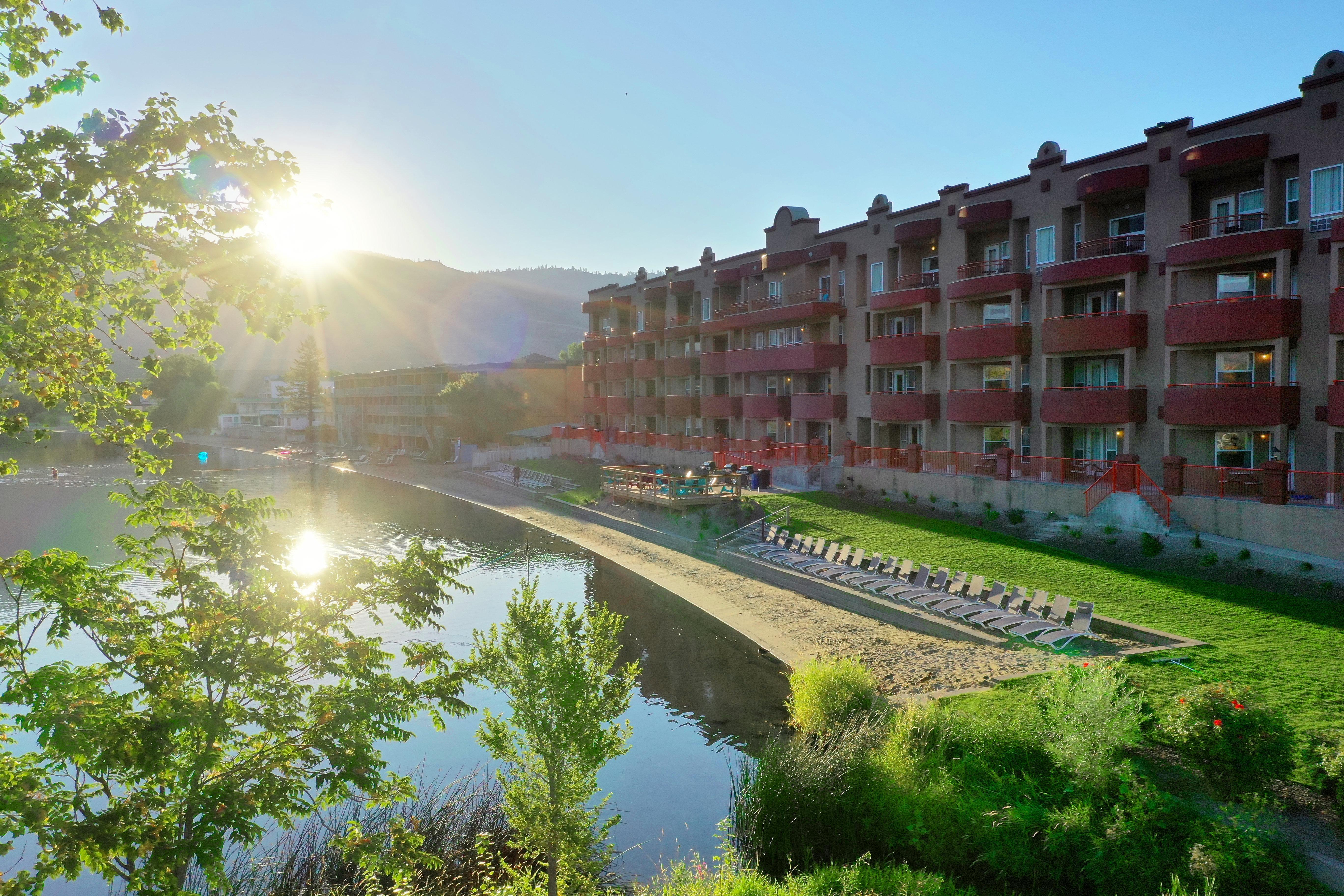 Holiday Inn Hotel & Suites Osoyoos By Ihg Exteriör bild