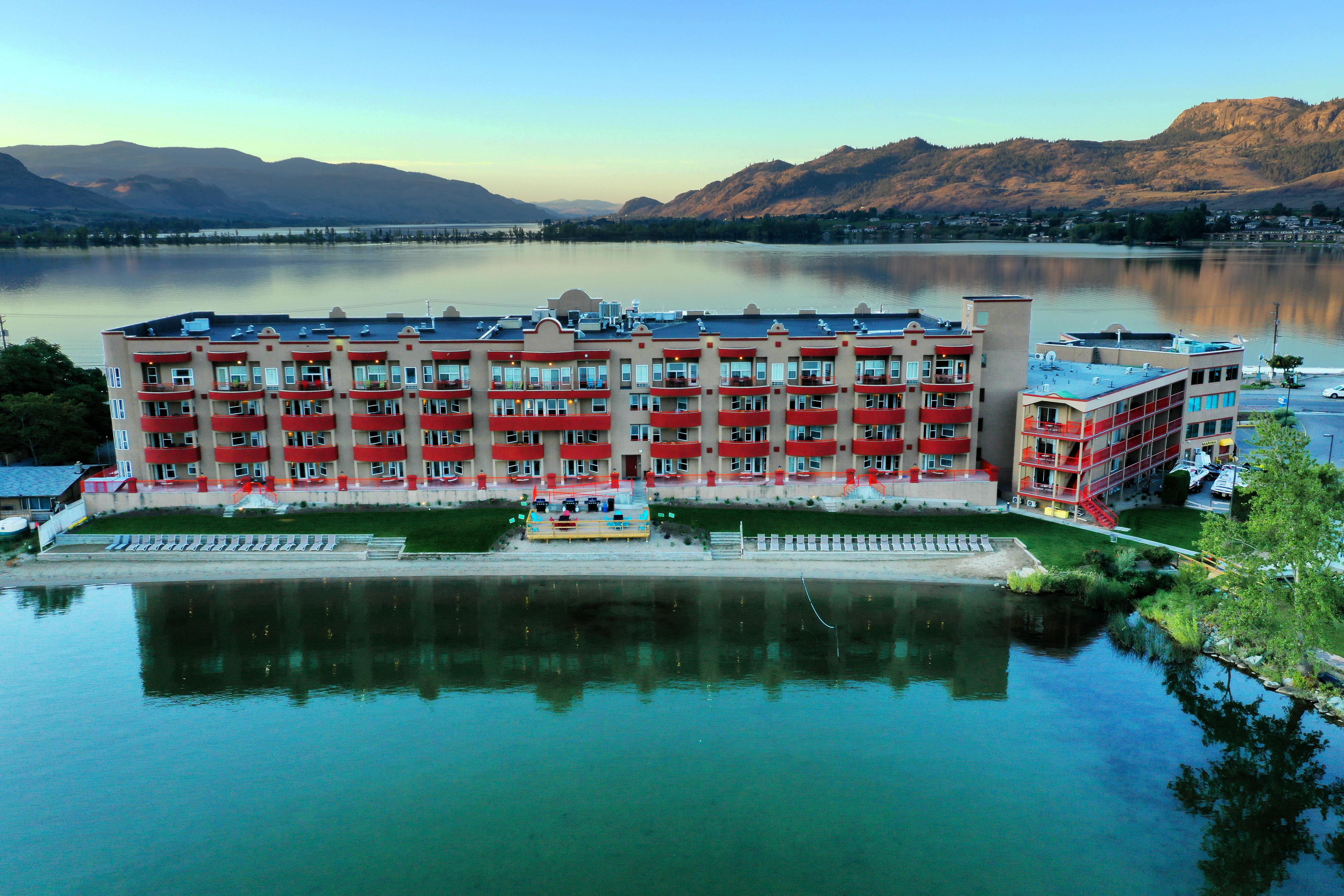 Holiday Inn Hotel & Suites Osoyoos By Ihg Exteriör bild