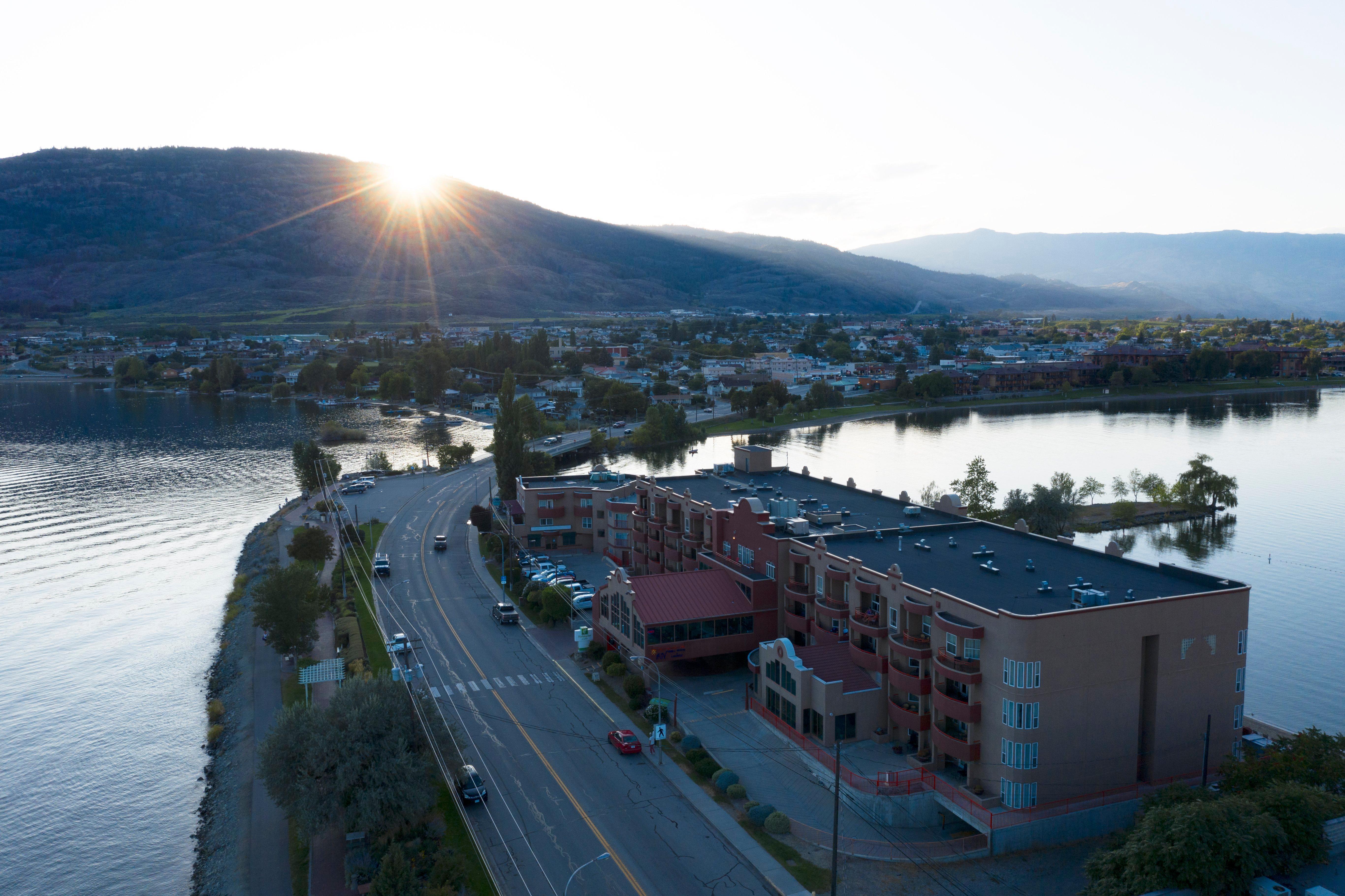 Holiday Inn Hotel & Suites Osoyoos By Ihg Exteriör bild