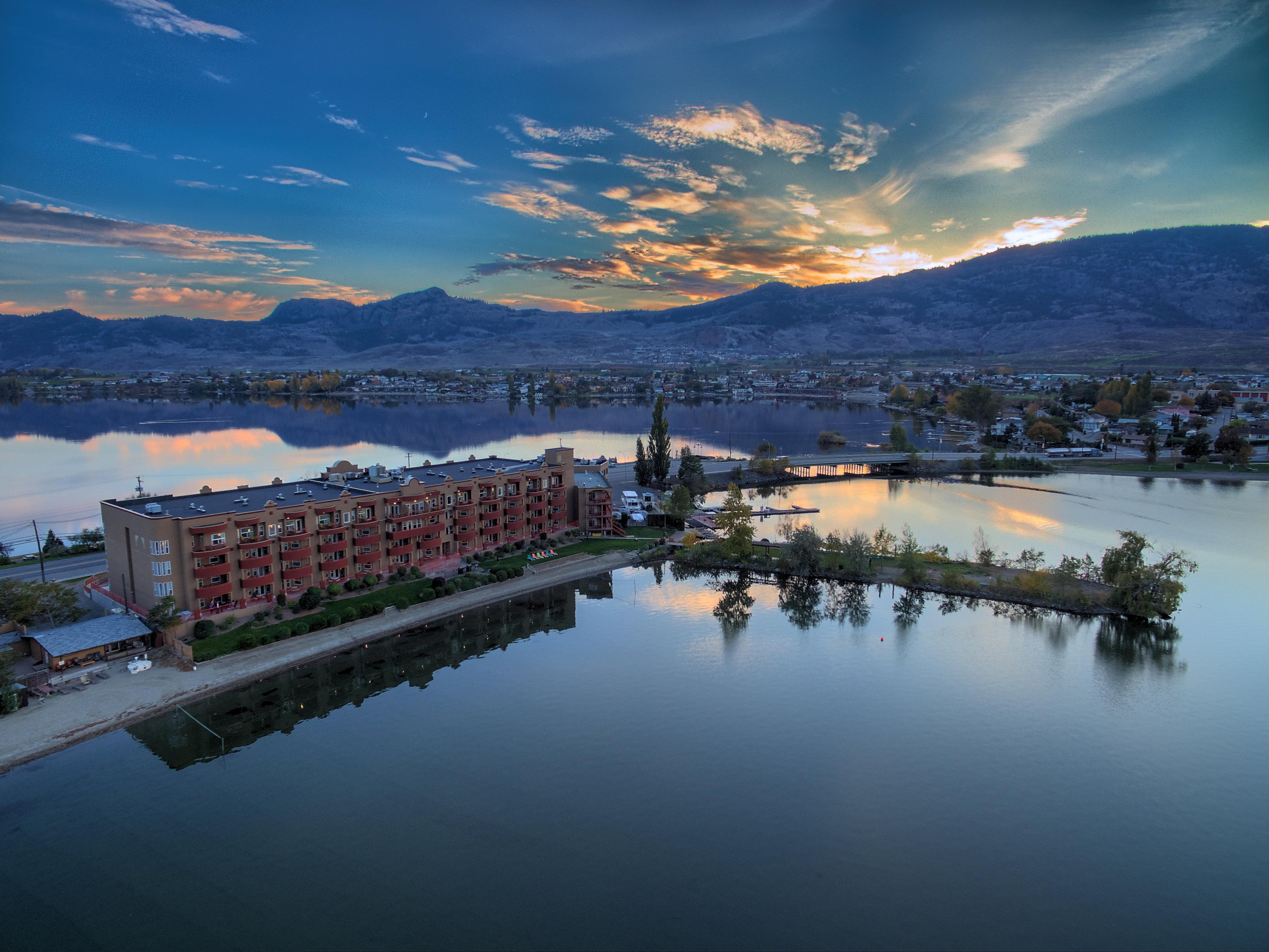 Holiday Inn Hotel & Suites Osoyoos By Ihg Exteriör bild