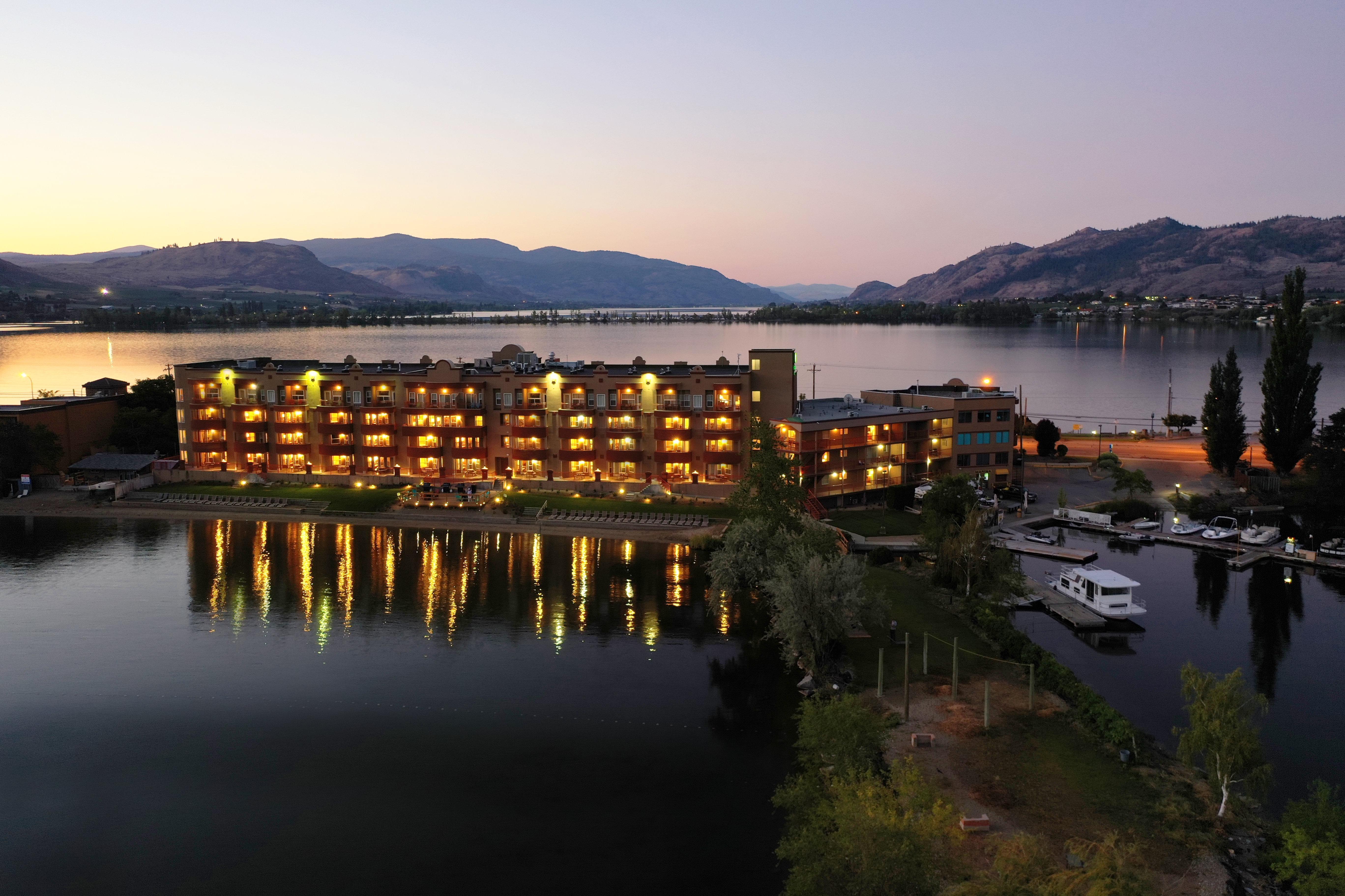 Holiday Inn Hotel & Suites Osoyoos By Ihg Exteriör bild