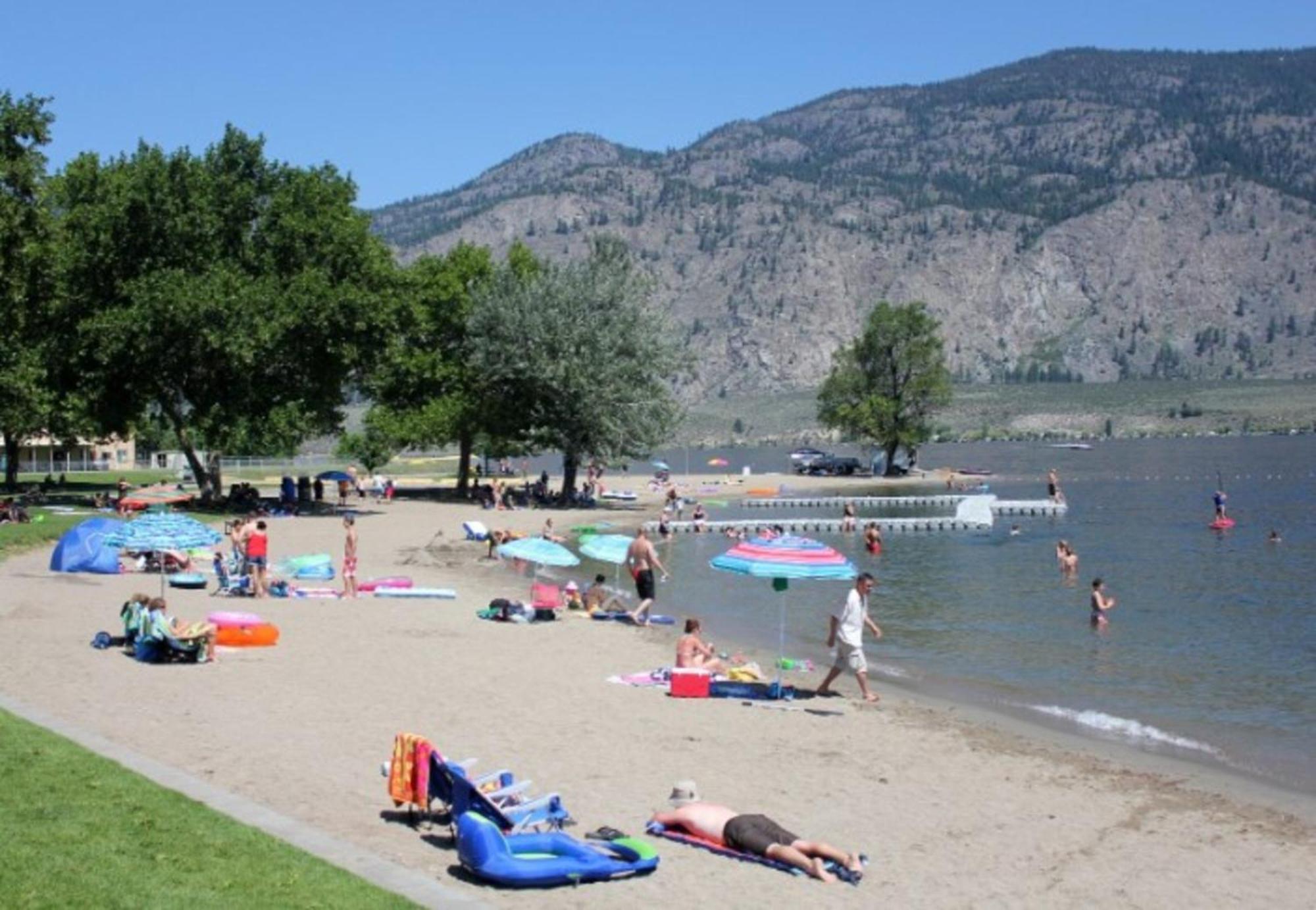 Holiday Inn Hotel & Suites Osoyoos By Ihg Exteriör bild